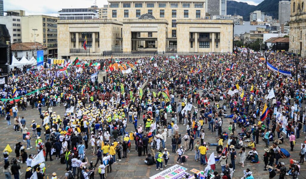 Fotografía principal: vista amplia de los manifestantes en la Plaza de Bolívar o durante el recorrido desde el Parque Nacional.