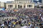Fotografía principal: vista amplia de los manifestantes en la Plaza de Bolívar o durante el recorrido desde el Parque Nacional.