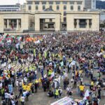 Fotografía principal: vista amplia de los manifestantes en la Plaza de Bolívar o durante el recorrido desde el Parque Nacional.
