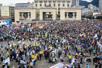 Fotografía principal: vista amplia de los manifestantes en la Plaza de Bolívar o durante el recorrido desde el Parque Nacional.