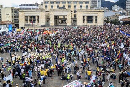 Fotografía principal: vista amplia de los manifestantes en la Plaza de Bolívar o durante el recorrido desde el Parque Nacional.